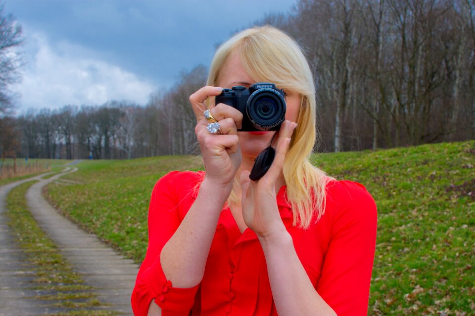 Camera red dress