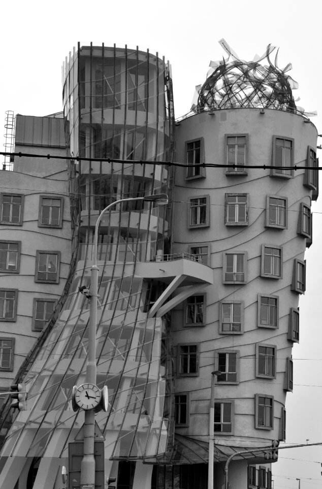Building praha the dancing house