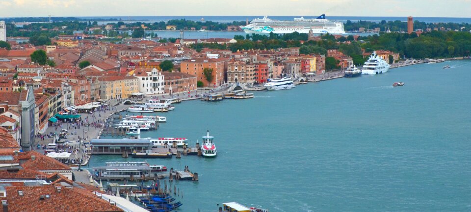 Channel venezia boats photo