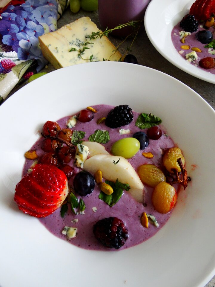 Appetizer grapes blackberry