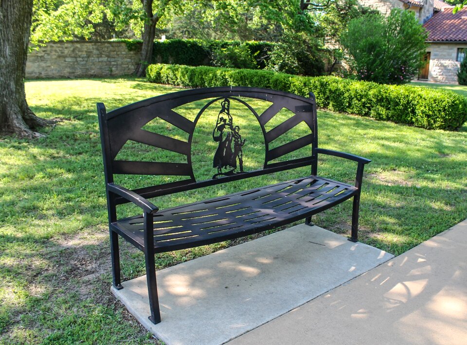 Decoration pioneer woman statue bench