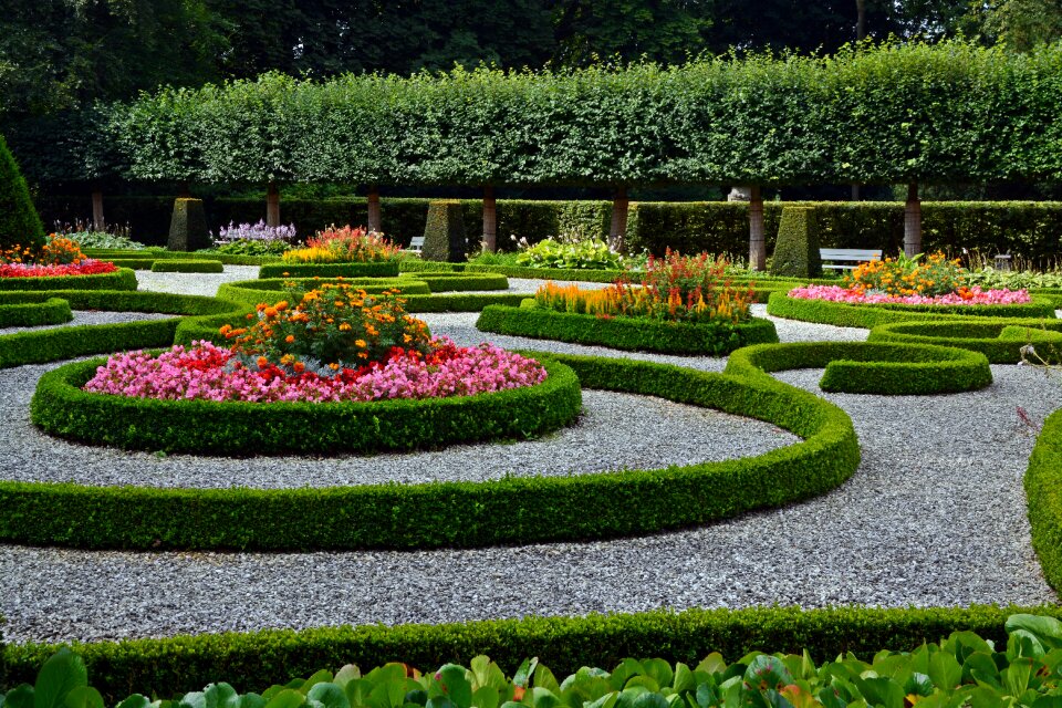 Garden decor applied sculpture