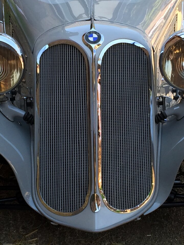 Automotive spotlight horn