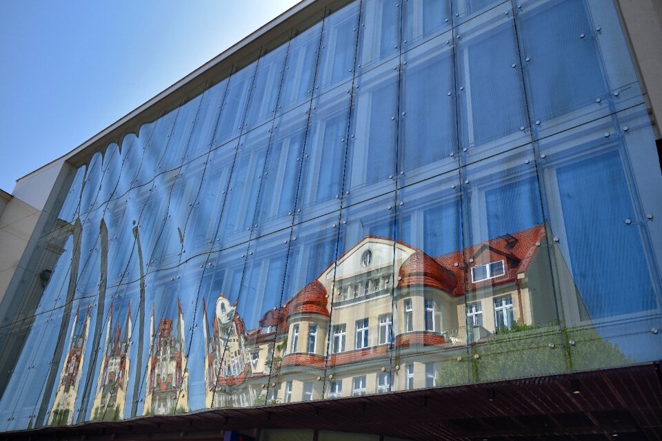 Banks reflection glass
