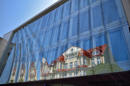 Banks reflection glass