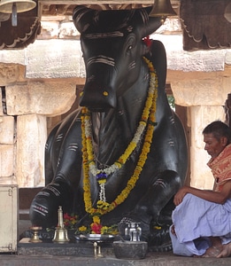 Bull shrine sculpture monument photo