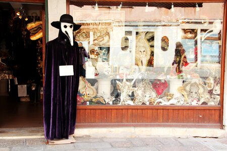 Venice business buy masks
