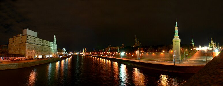 Night vasilievsky spusk the view from the large of the moskva river bridge