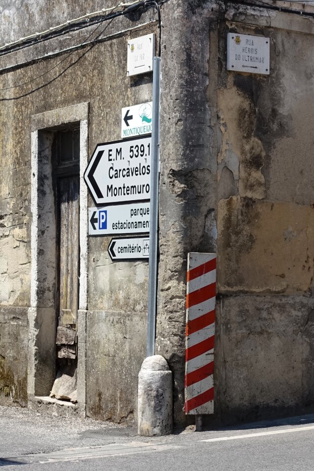 Vejhjørne old building road signs