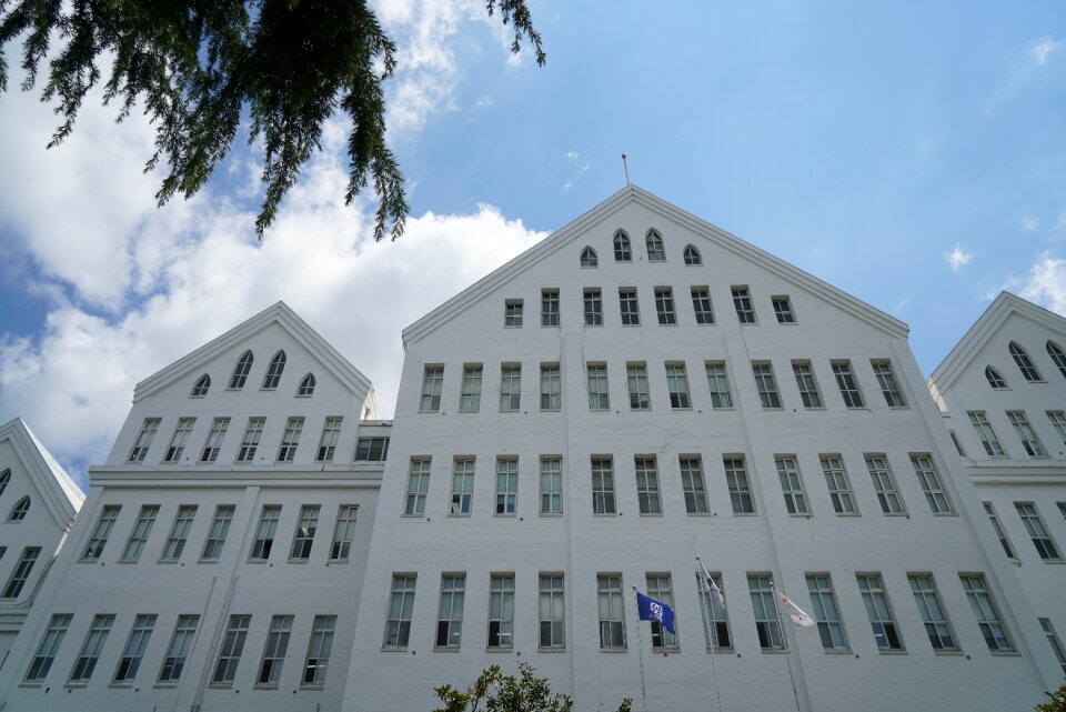 正 面 construction white building