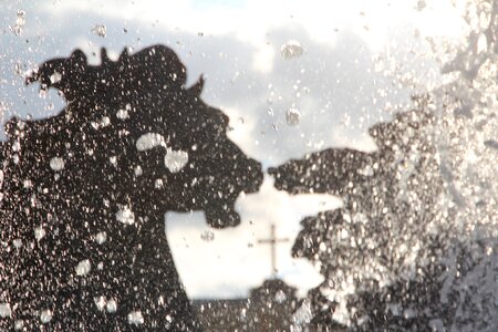 Forecourt spray fountain