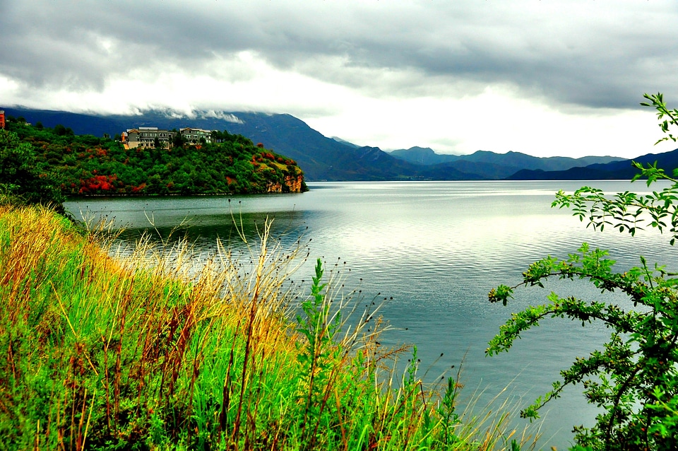 Blue sky lugu lake views