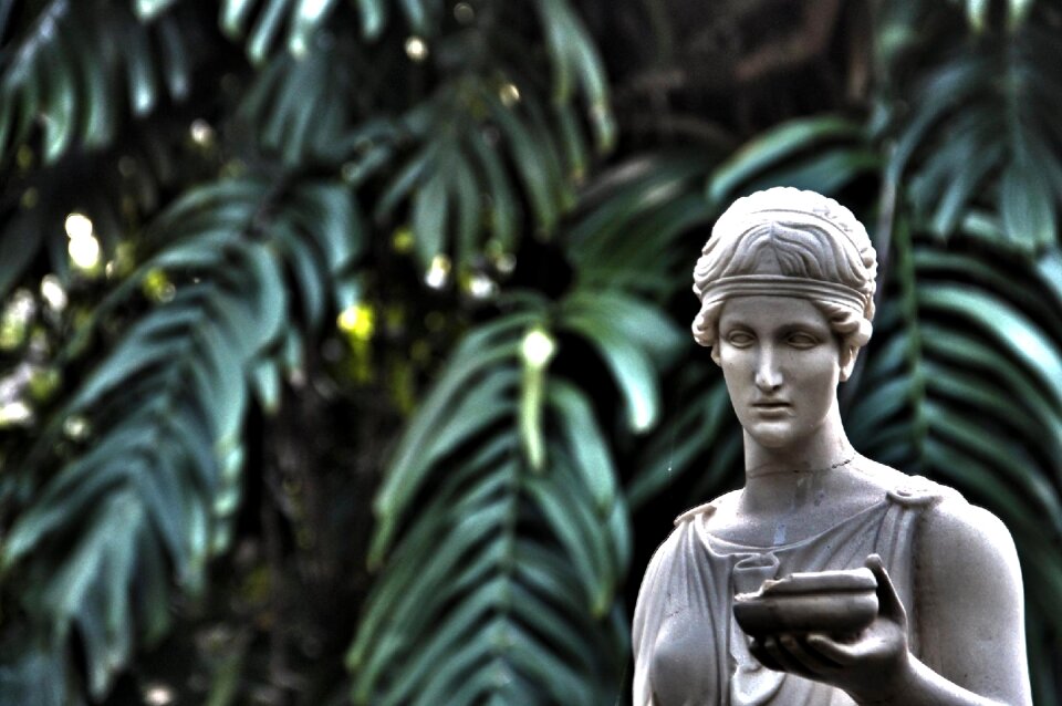 Photos mystery statuewoman
