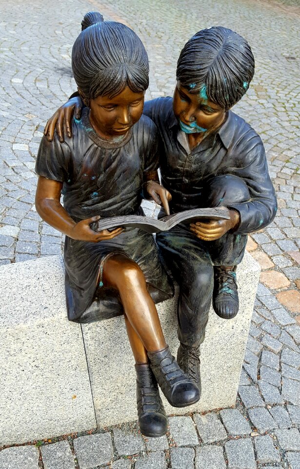 Sculpture pair children