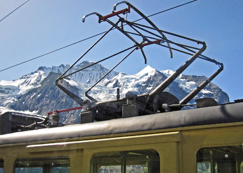 Pantograph catenary railcar