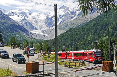 Montebello-curve level crossing engadin photo