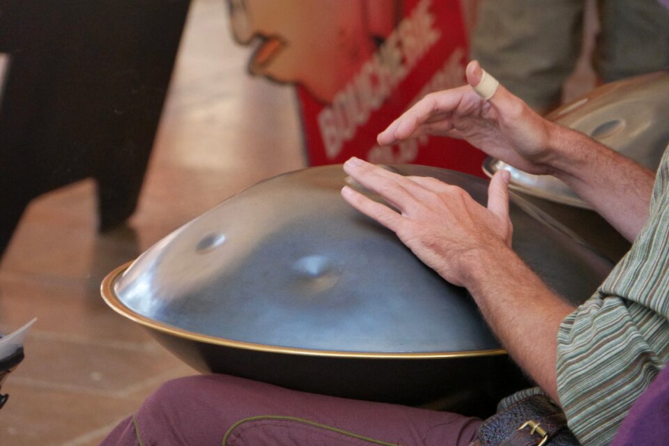 Fold artist street musician