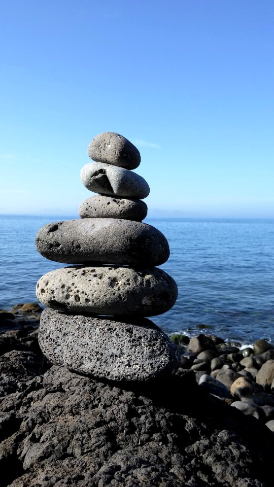 Stacking stones balance cairns