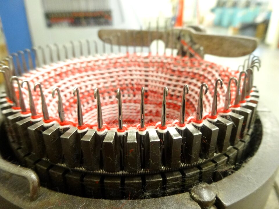 Knitting machine close-up dial