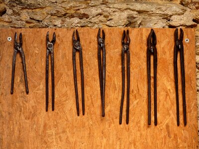 Field tongs tradition