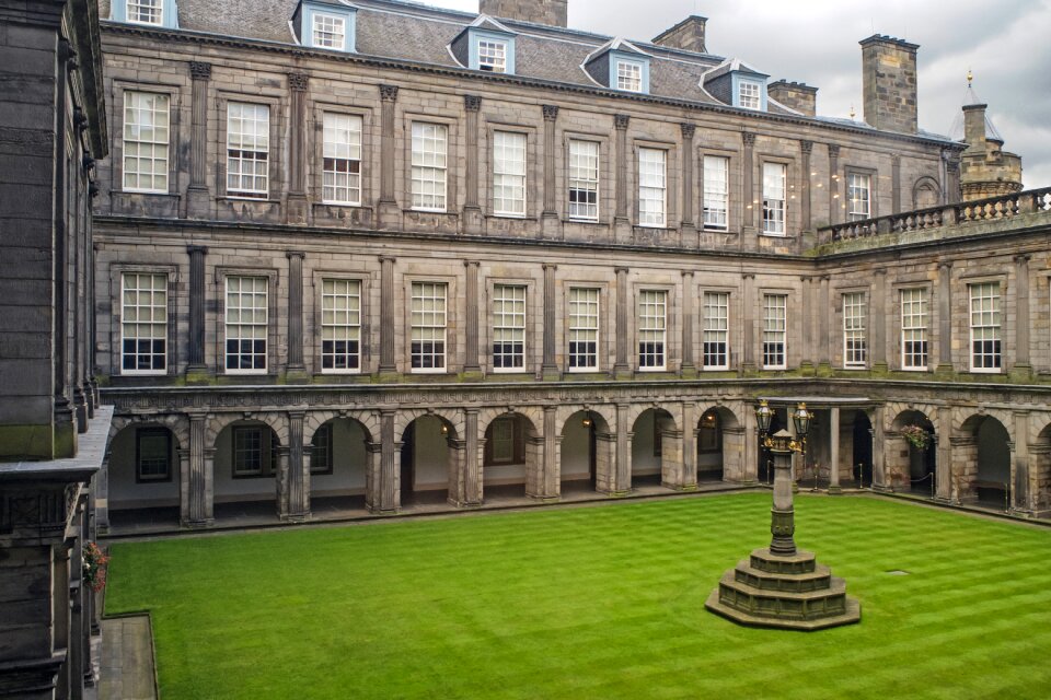 Palace british queen edinburgh