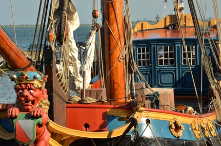 Vessel antique figurehead