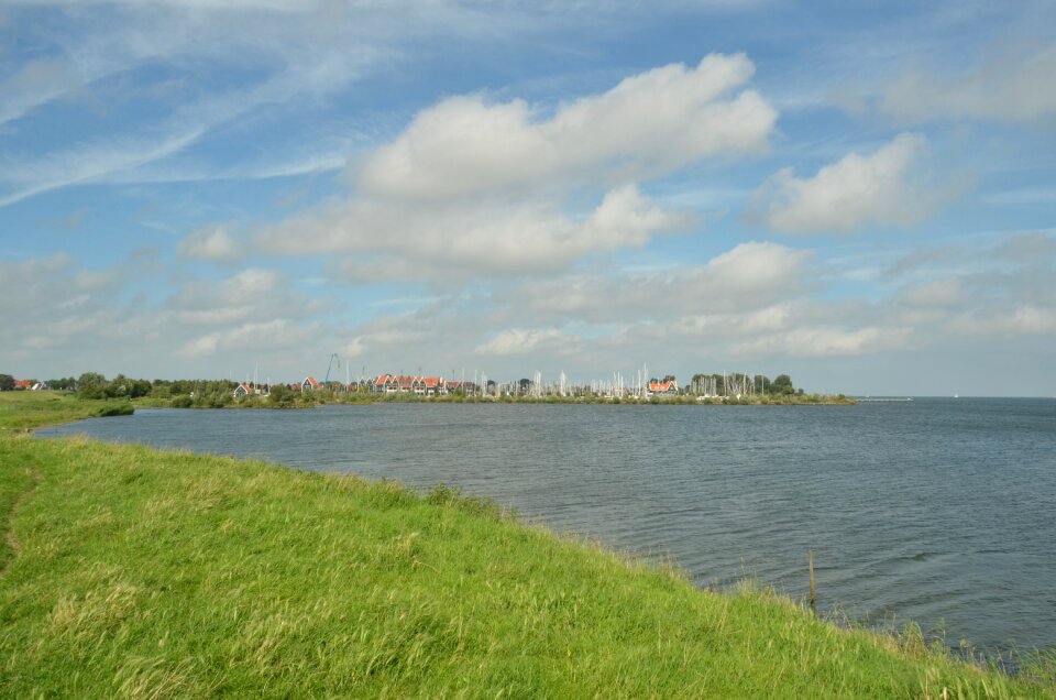 Volendam dyke wind