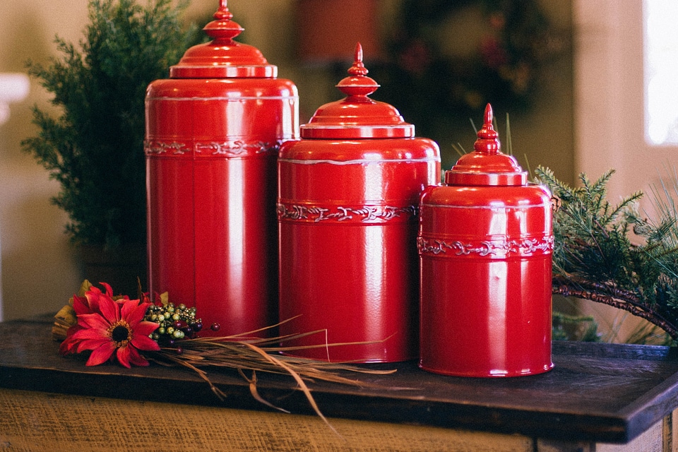 Can decoration red