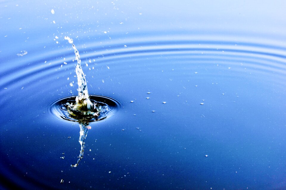 Wave liquid water feature