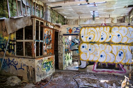 Old lapsed hauswand