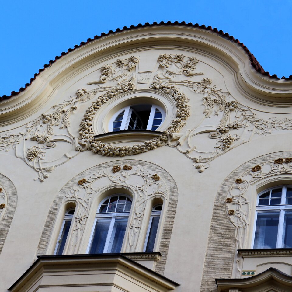 Facade window round
