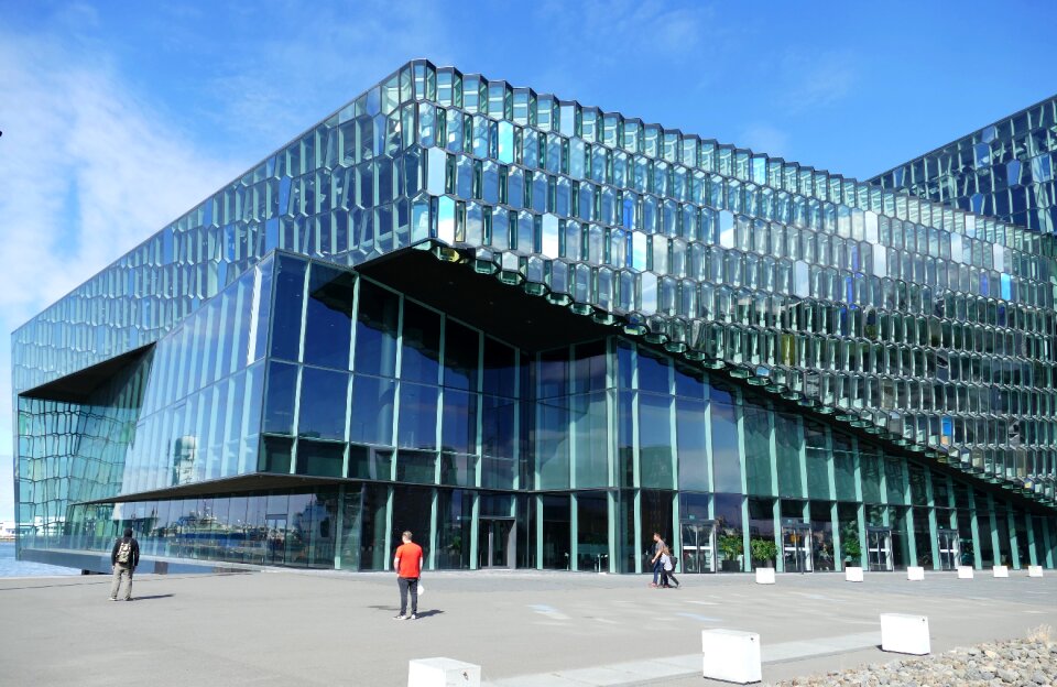 Concert facade glass
