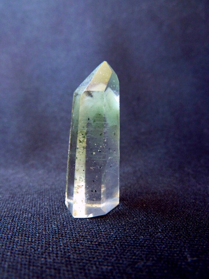 Gem top clear to white transparent