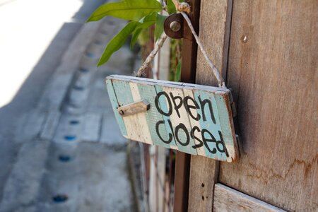 Open closed wooden sign