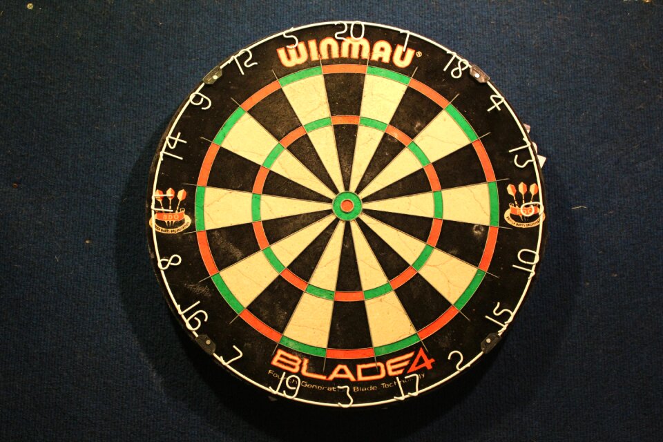 Bull's eye middle play darts