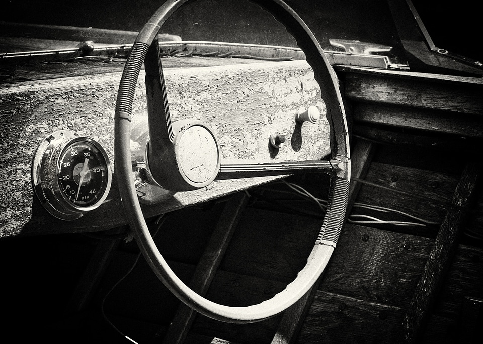 Cruisers speedboat wood
