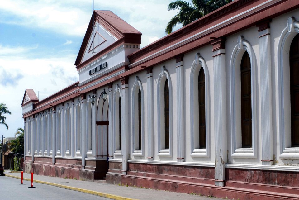 Exhibition tourism building
