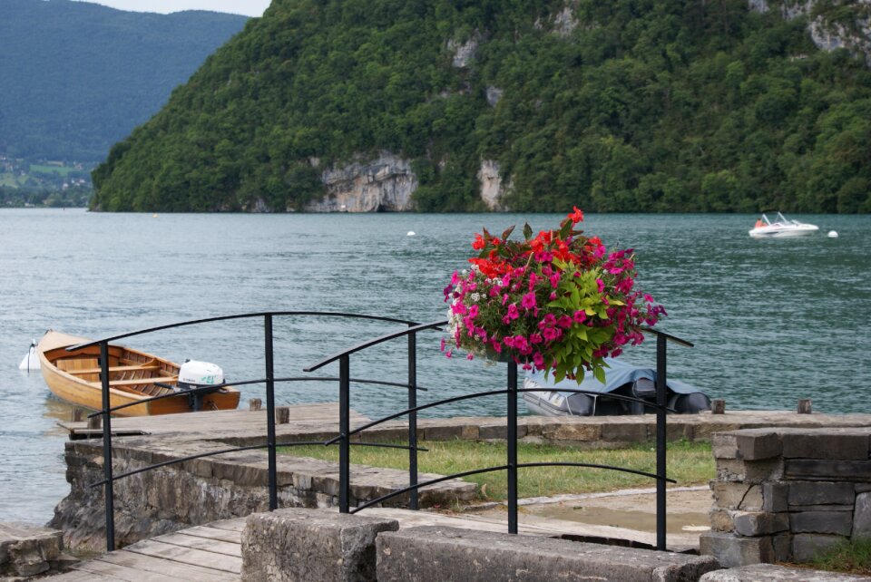Annecy lake boat flower