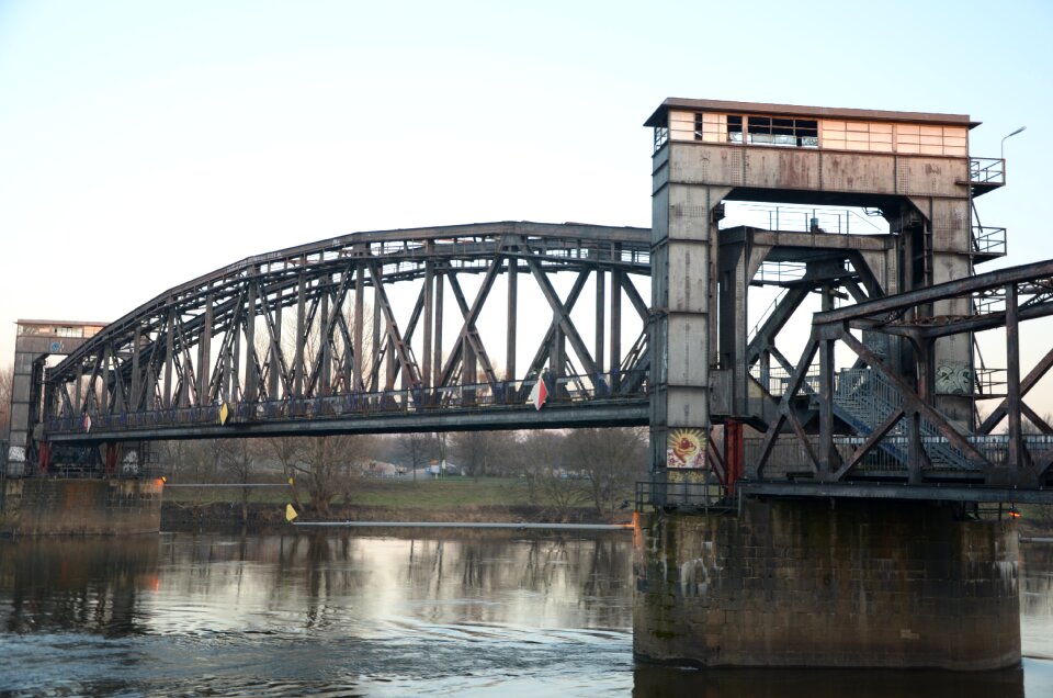 Elbe monument track