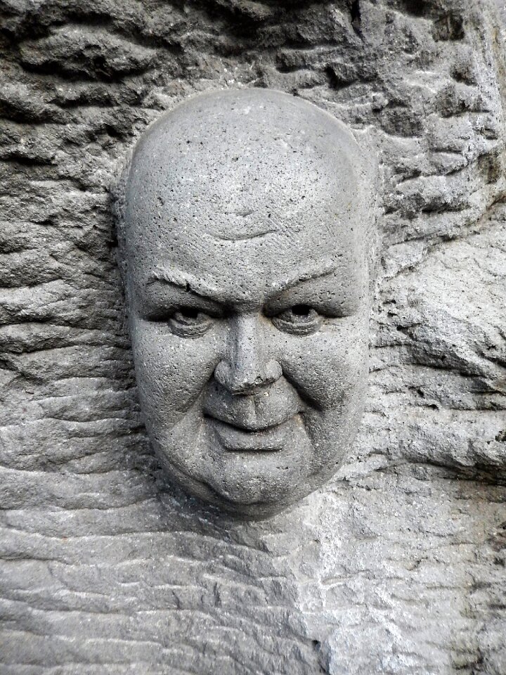Sculpture face pierre