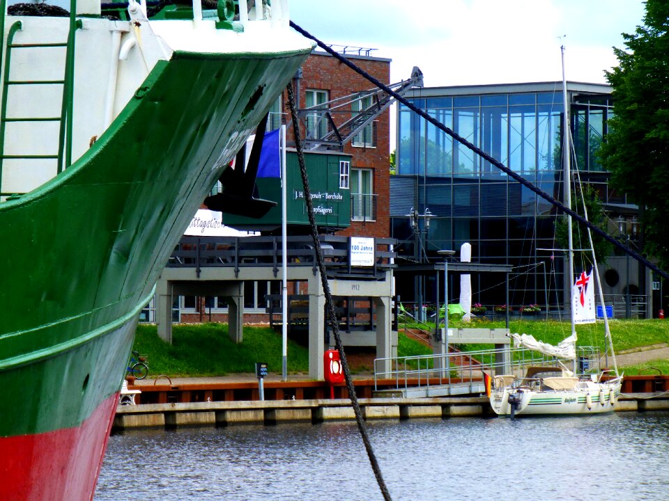 Maritime port freighter