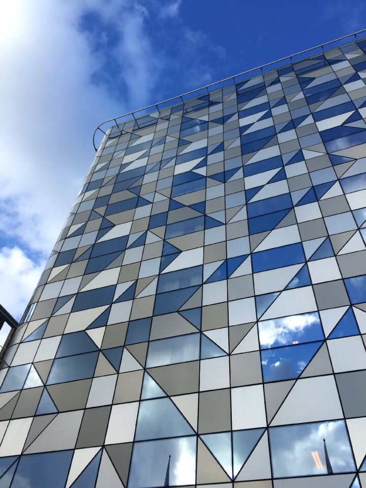 Himmel building cloud