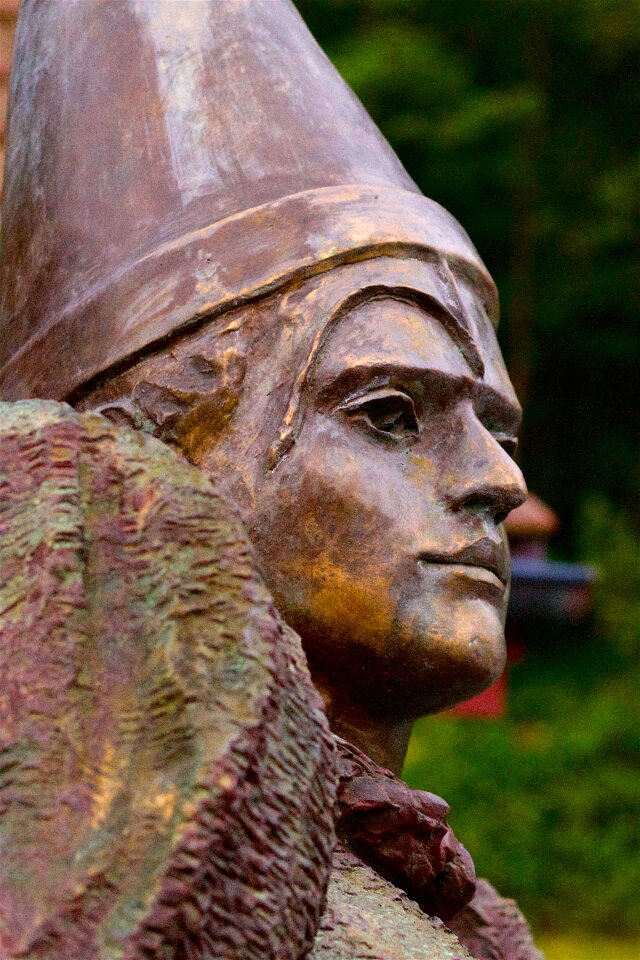 Man helm statue