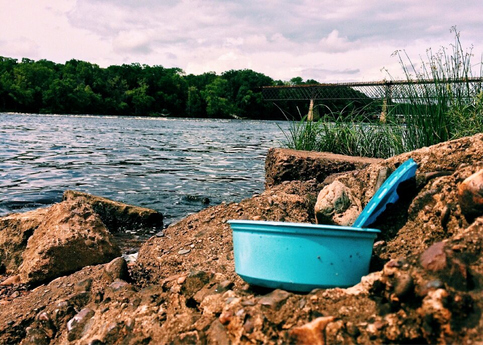 Fishing worm container