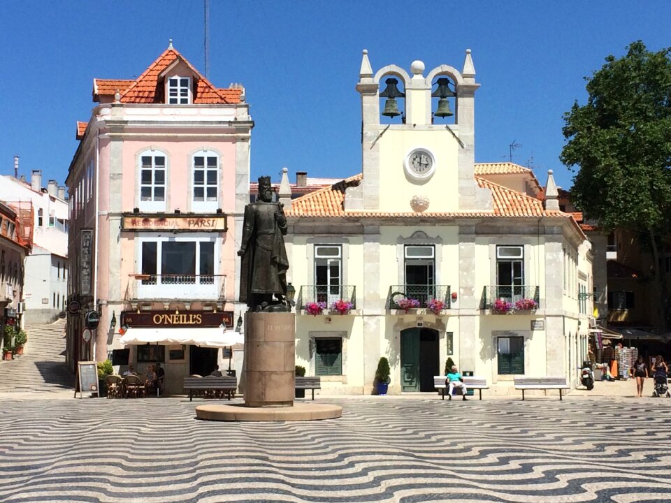 Wave houses statue