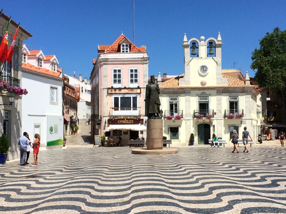 Wave houses statue