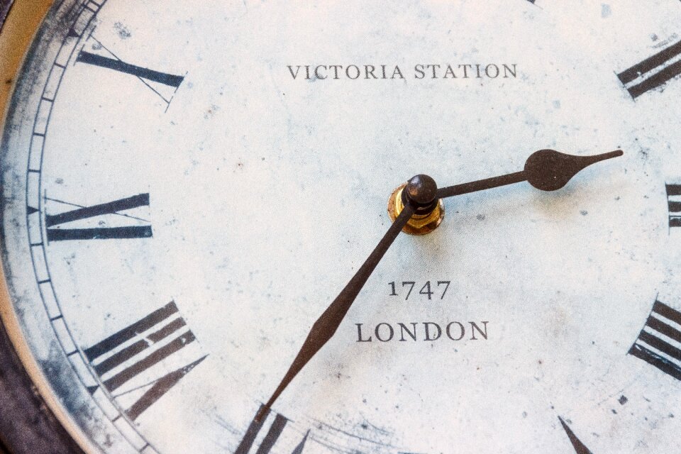 Victoria station time digits