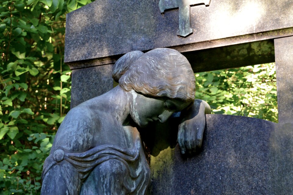 Grave grave drupe angel figure
