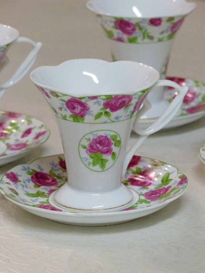 Table floral motifs saucer