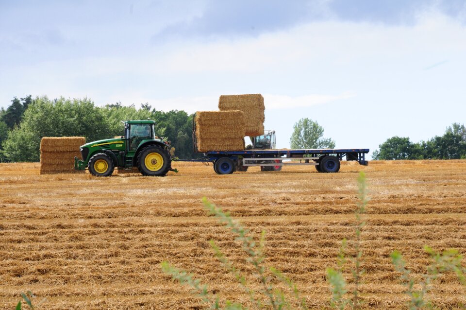 Working machine straw baler